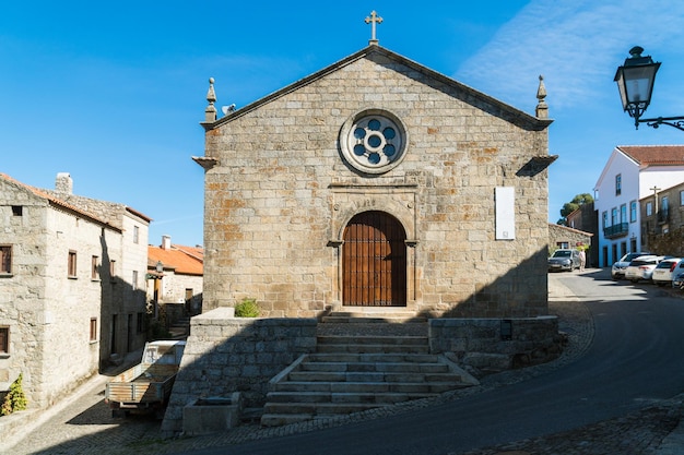 MONSANTOPORTUGAL 23 oktober 2017 Uitzicht op de kerk Matriz van Sao Salvador in Monsanto dorp Portugal