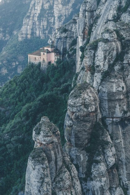 スペイン、カタルーニャのモンセラート山の風景。