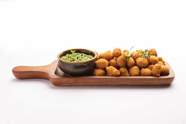 Monsoon special Moong Dal Vada, Pakoda, Dalwada, Pakora of Mungdal Bhajiya of Yellow Split Gram Fritters Geserveerd met Groene Chutney