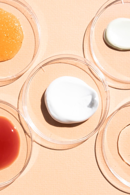 Monsters van cosmetische producten voor huidverzorging op een beige achtergrond hyaluronzuurpeptide