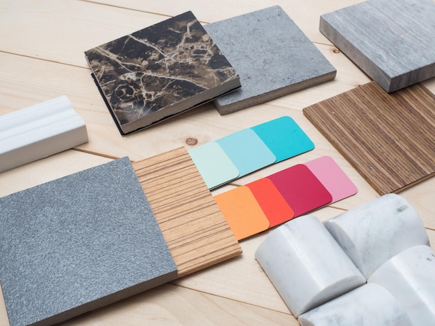 Monsters van materiaal houtkleur op houten tafelInterieurontwerp materiaal selecteren voor ideeInterieurontwerp materiaal selecteren voor idee