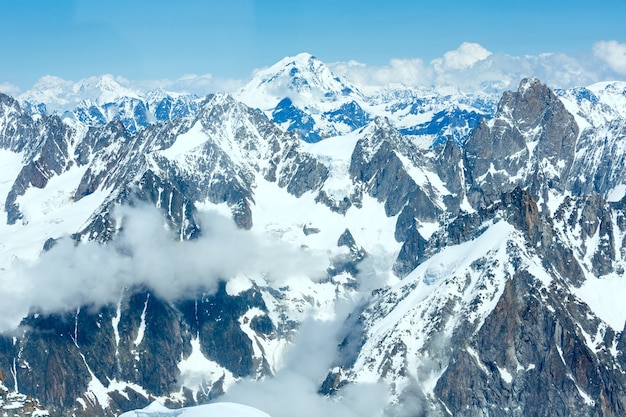 Mont Blanc-bergmassief zomerlandschap (uitzicht vanaf de berg Aiguille du Midi, Frans)