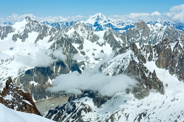 Paesaggio estivo del massiccio montuoso del monte bianco (vista dal monte aiguille du midi, francese) ed elicottero sopra helicopter