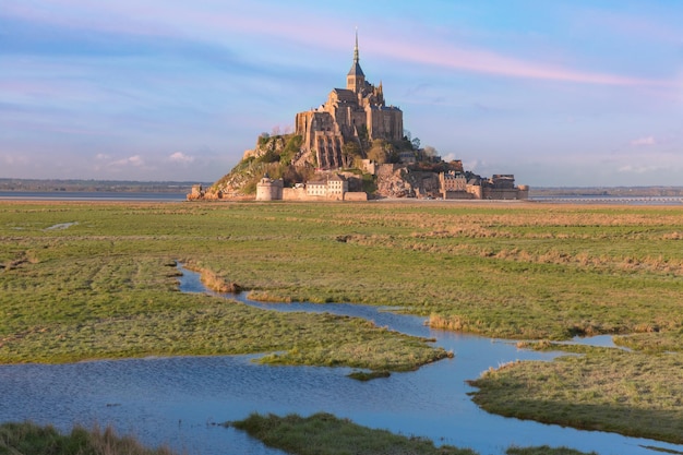 Mont Saint Michel bij zonsondergang Normandië Frankrijk