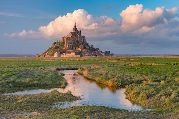 Mont saint michel bij zonsondergang normandië frankrijk