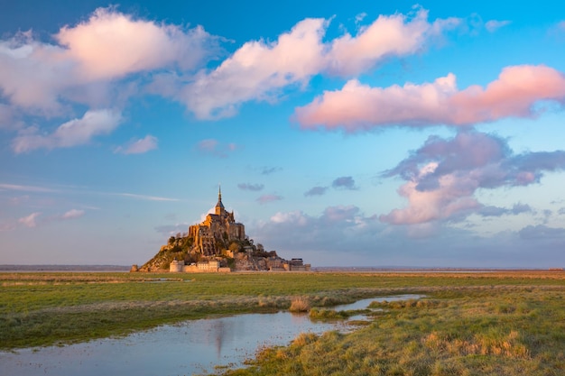 Mont Saint Michel bij zonsondergang Normandië Frankrijk