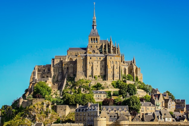 Photo mont saint michel with its spectacular houses walls and monastery at the top