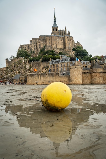 モンサンミッシェル修道院は、フランスのノルマンディー地方の干潮時に水面に映りました