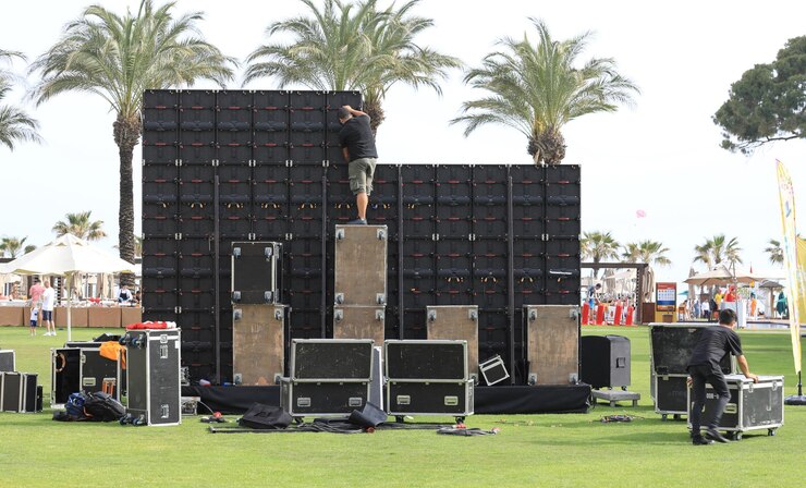 montage groot zwart scherm en speakers