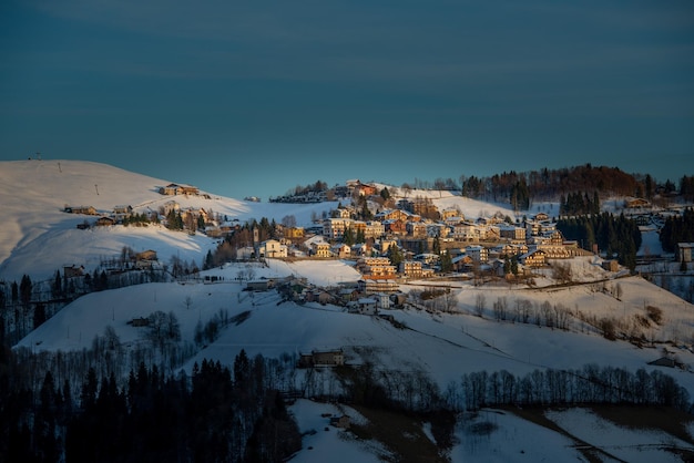 Деревня Монтагна после снегопада