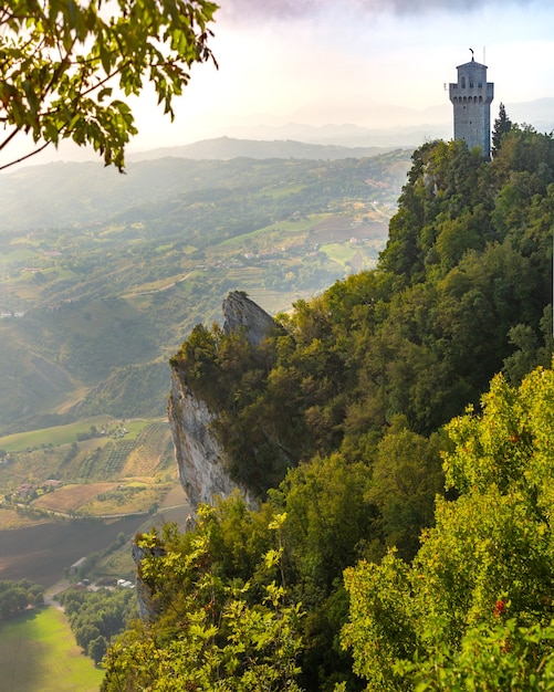 Montale, derde toren, kleinste van de drie toppen van Monte Titano in de stad San Marino van de Republiek San Marino in zonnige dag