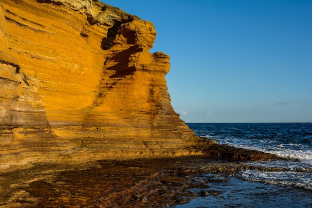 Montana Amarilla, Tenerife, Spanje, gele berg aan zee