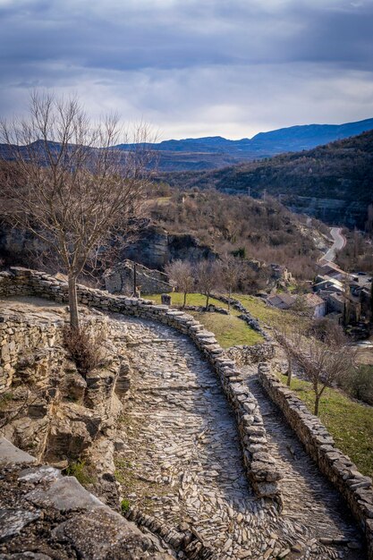 Foto montanana huesca aragona spagna tortuosa strada in pietra vis verso il villaggio