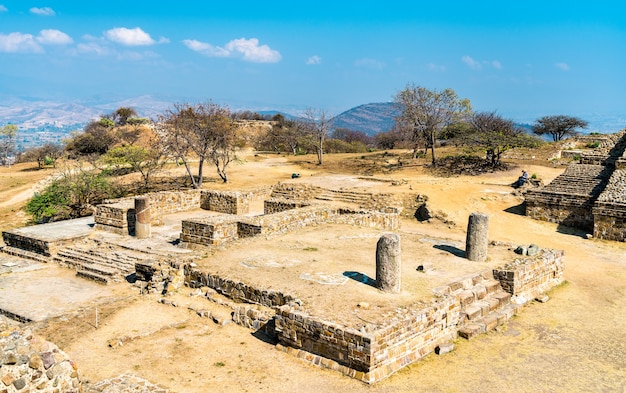 Oaxaca 근처의 대규모 콜럼버스 이전 고고학 유적지 인 Monte Alban. 멕시코의 유네스코 세계 유산