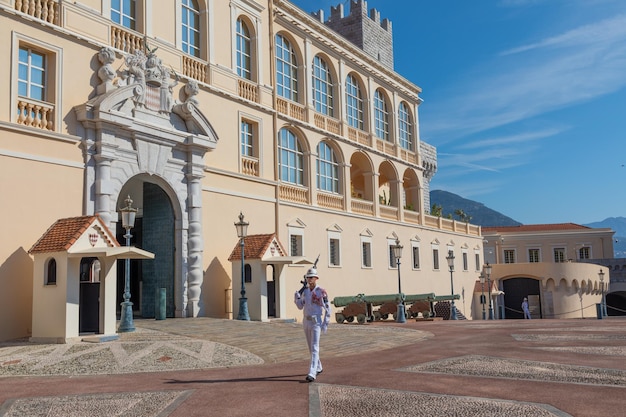 Monte Carlo-bewaker met zomeruniform die voor het Koninklijk Paleis loopt