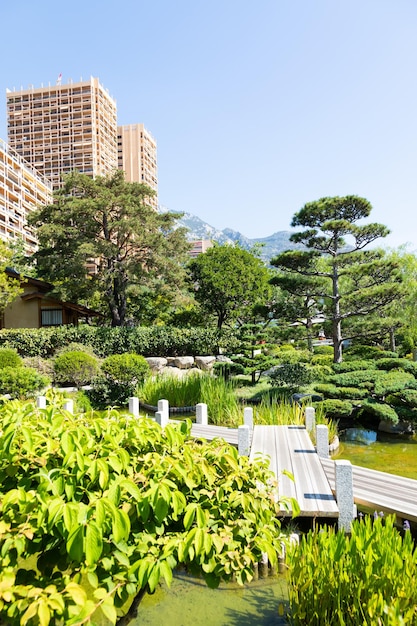 Giardino giapponese di monte carlo con la città sullo sfondo