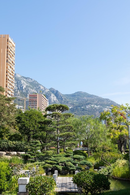 Monte Carlo Japanse tuin met de stad op de achtergrond