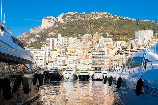 Monte carlo monaco port hercules met luxe jachten, boten en skyline van het landschap