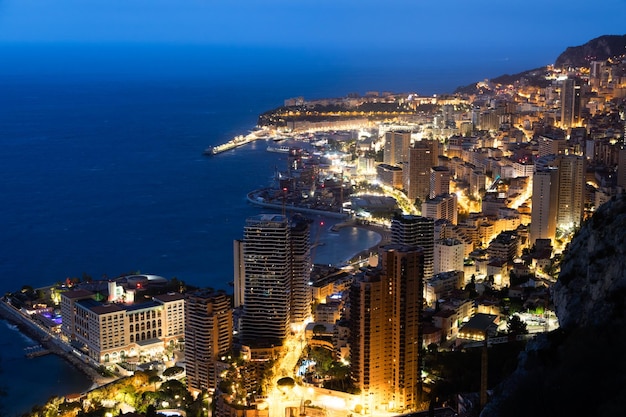 Monte Carlo-panorama 's nachts verlicht Stedelijk landschap met luxe architectuur