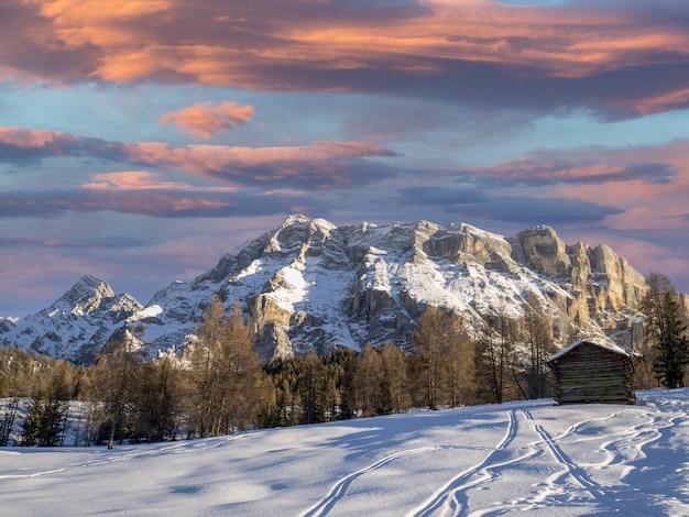 Монте-кроче, доломиты, горы долины бадия на закате зимой