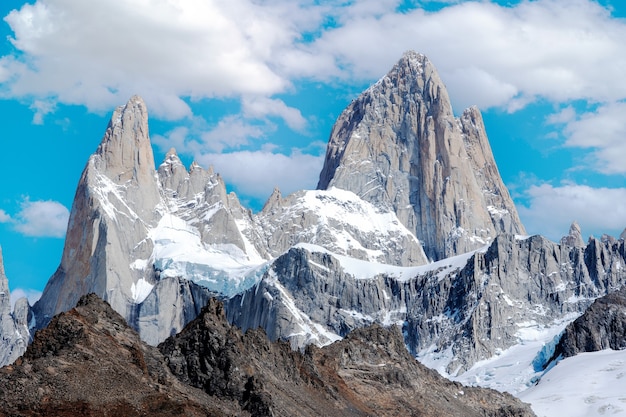 Monte Fitz Roy tussen wolken in Patagonië, Argentinië