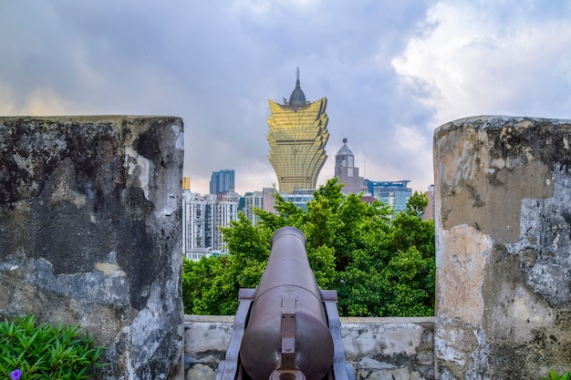 Monte Fort is gebouwd door de Portugezen De canon richt zich tegenwoordig op moderne casino's