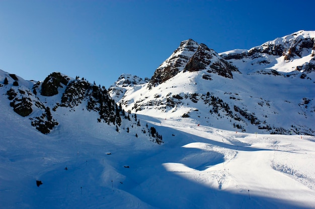 Foto monte nevado del pirineo, anayet. formigal. paisaje con nieve en sallent de gallego. huesca