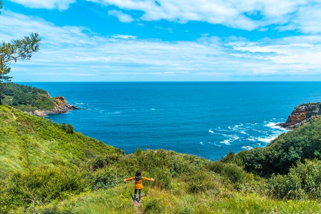 Monte Ulia in de stad San Sebastian, Baskenland. Bezoek de verborgen baai van de stad genaamd Illurgita Senadia of Illurgita Senotia. Een bezoek aan de ongelooflijke verborgen baai van Mount Ulia