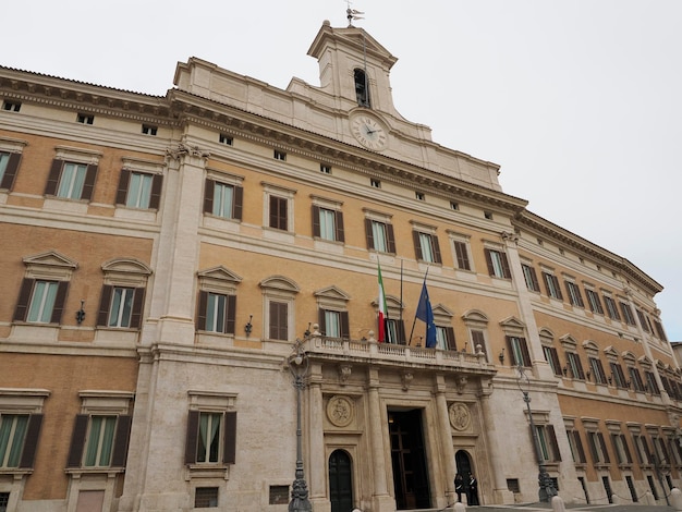 Montecitorio는 로마의 궁전이자 이탈리아 대의원 회의소입니다.
