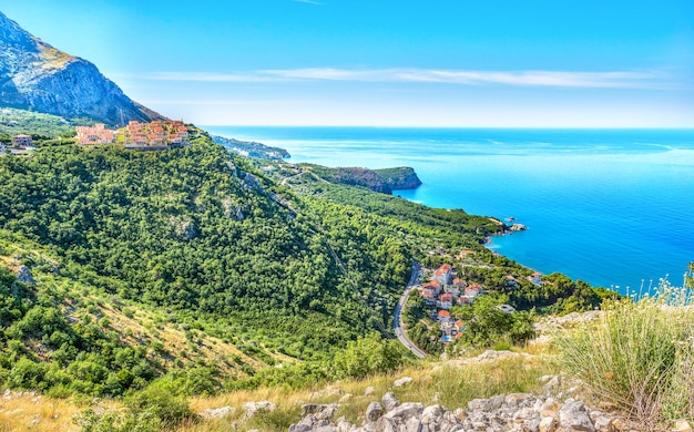 Montenegrijnse dorpen en Adriatische zee, uitzicht van bovenaf