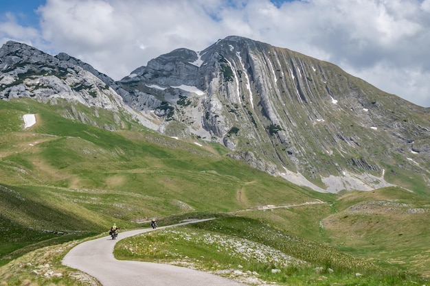 MONTENEGRO DURMITOR 자전거 타는 사람들은 여름에 국립 공원으로 여행합니다.