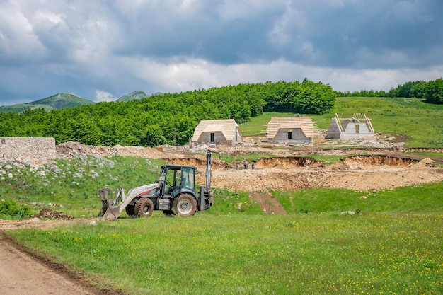 MONTENEGRO DURMITOR JUNI 072017 Bouwers bouwen nieuwe huizen in een pittoresk bergdorpje