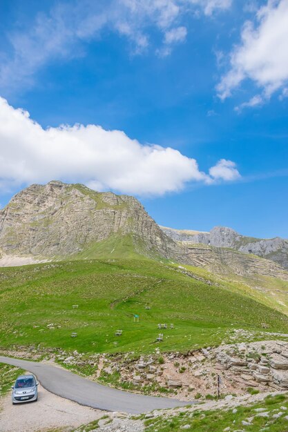 MONTENEGRO DURMITOR toeristen parkeerden hun auto langs de weg voor een wandeling langs voetroutes