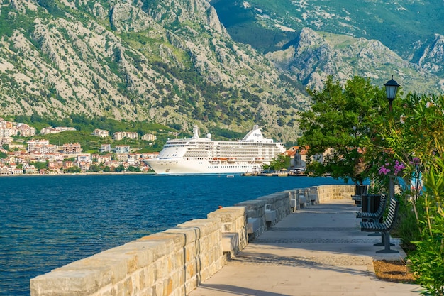 Montenegro prcanj i turisti su una grande nave da crociera intraprendono un lungo viaggio