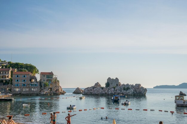 Montenegro przno turisti nuotano nel mare adriatico durante il tramonto