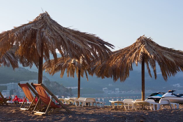 Montenegro strand met strozonneschermen