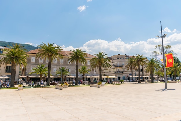 Montenegro tivat a porto montenegro i turisti passeggiano e riposano sul lungomare