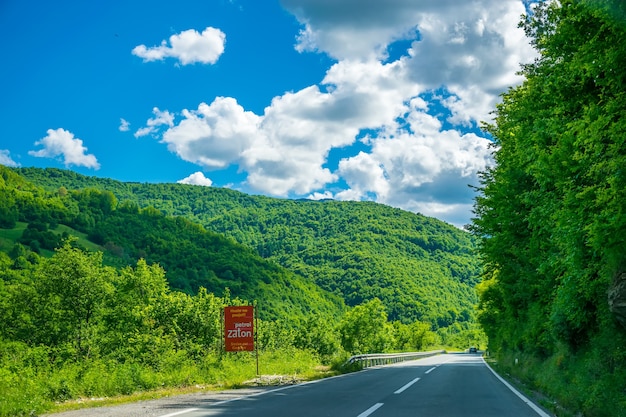 MONTENEGRO-toeristen reizen met de auto over de bergwegen van Montenegro