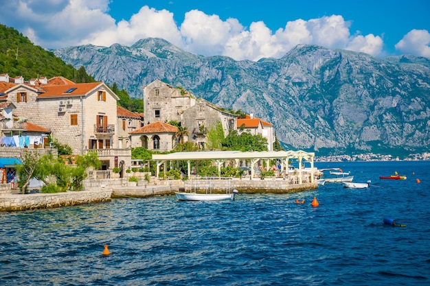 MONTENEGRO Toeristen zeilden op het jacht langs de stad Perast in de Boka-baai van Kotor