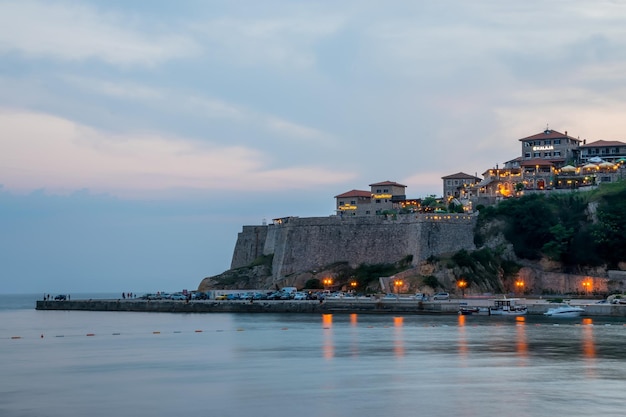 MONTENEGRO ULCINJ-toeristen gingen tijdens zonsondergang naar het strand voor een wandeling