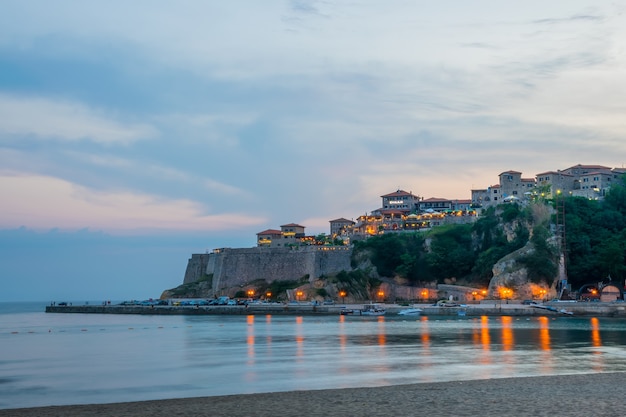 Montenegro ulcinj i turisti sono andati in spiaggia per una passeggiata durante il tramonto
