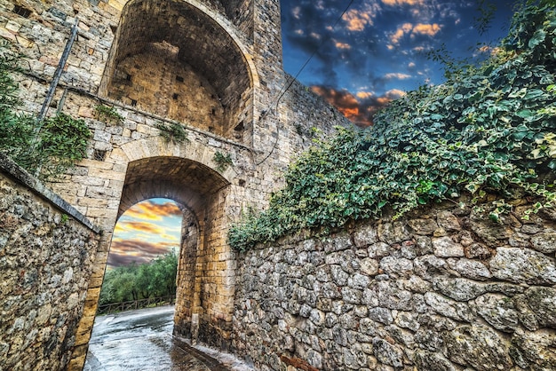 Foto monteriggioni stadsmuur onder een kleurrijke hemel italië