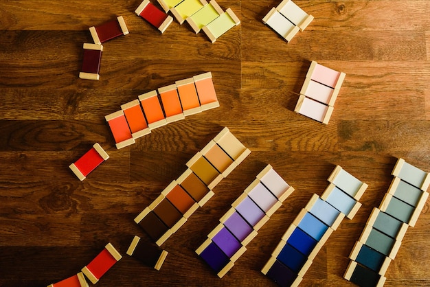 Foto montessori kleurentabletten op houten vloer achtergrond