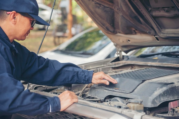 Monteur autoservice autogarage in mobiel autocentrum Technicus werkplaats reparatie motor motorvoertuigen service werktuigbouwkunde bedrijf Automonteur handen auto reparaties techniek