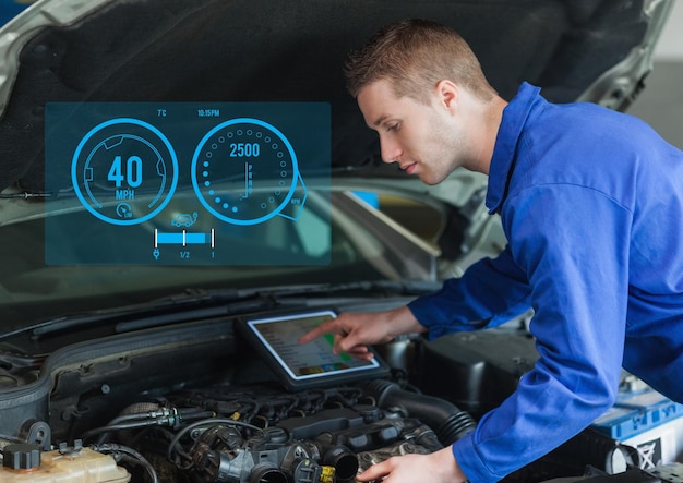 Foto monteur die digitale tablet gebruikt terwijl hij op de achtergrond werkt tegen de interface van automechanica