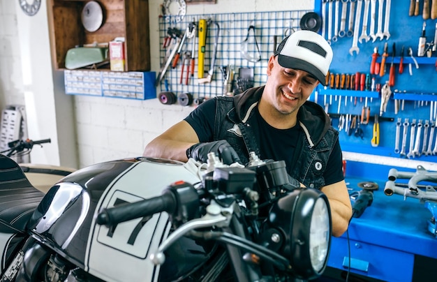 Monteur die een motorfiets schoonmaakt