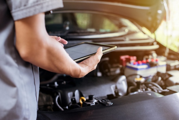 Monteur gebruikt een tablet om de motor te controleren