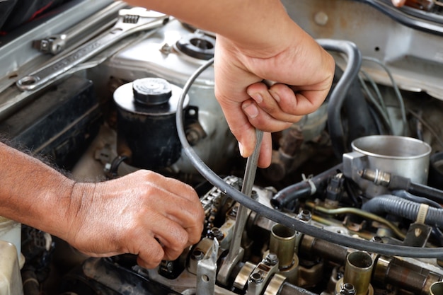 Foto monteur hand is reparatie van de oude auto