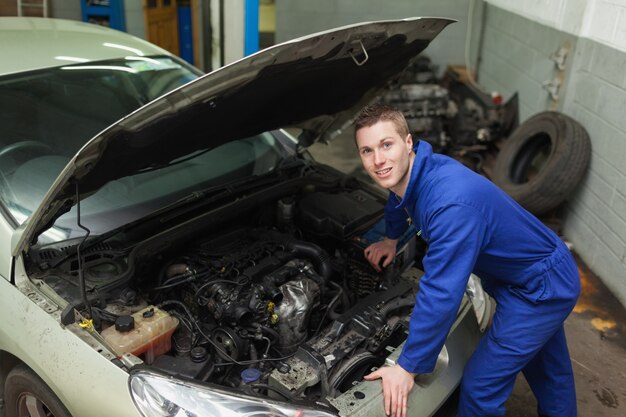 Monteur met de auto met open kap