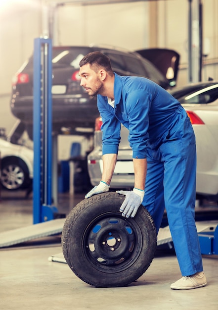 monteur met wielband in een autowerkplaats